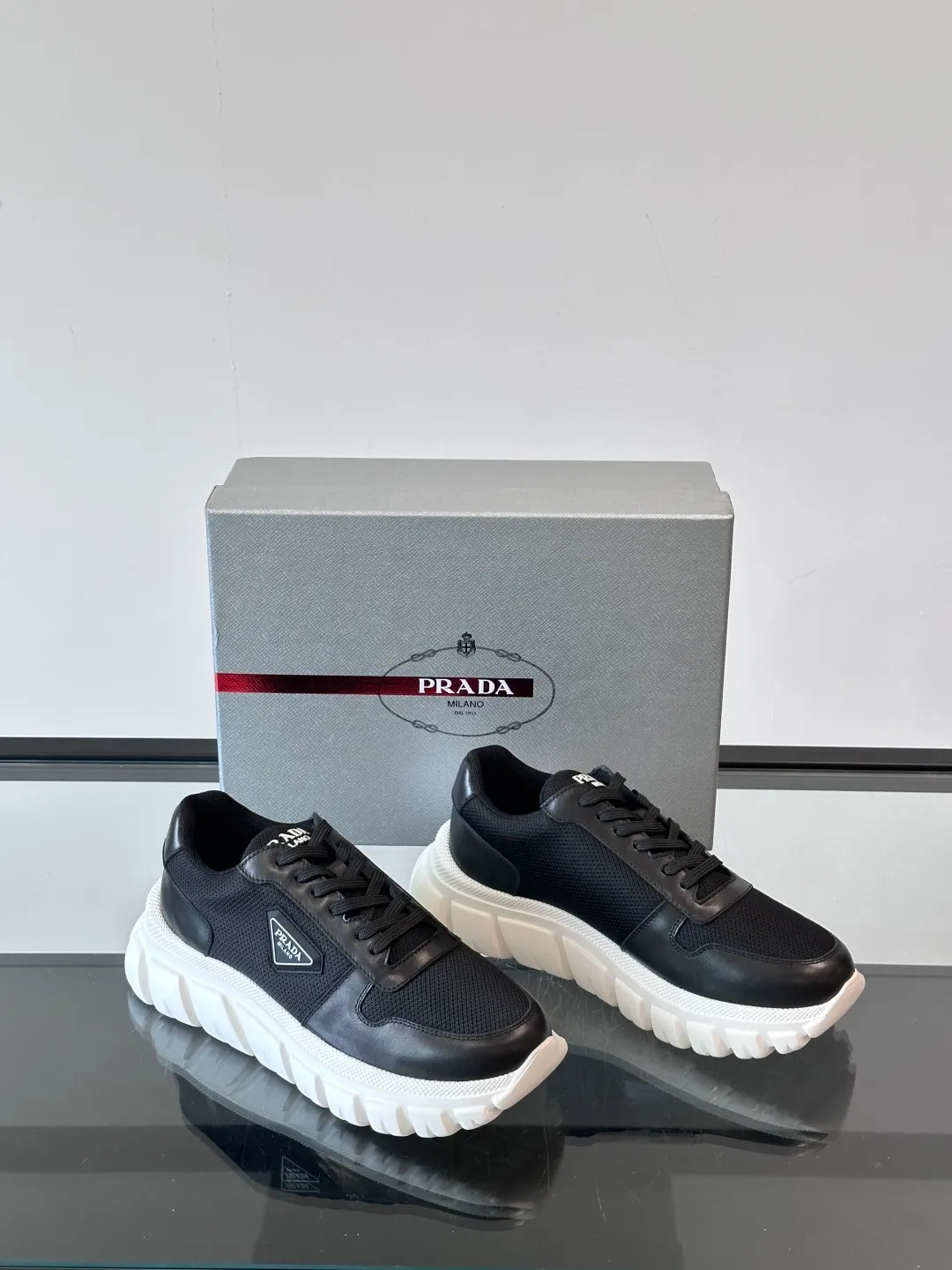p440 "PRAD＊" men's new soft leather casual sneakers. This sneaker is made of Napa cowhide. The leather is soft and delicate, with a natural texture, which improves breathability. The rubber triangle logo on the outside embellishes the shoe body. The tongue and heel are decorated with brand letter logo details. Ultra-lightweight 6cm concave and convex rubber thick sole with PRADA letter logo on the side and cowhide lining. It feels comfortable on the foot and is exquisite and versatile! Size: 38-44 (45.46 customized)